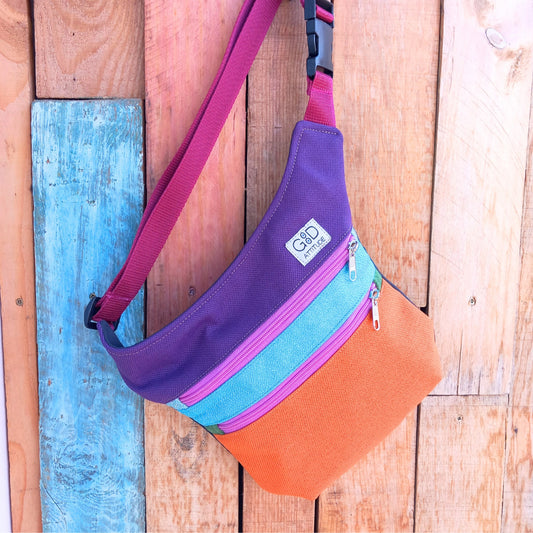 riñonera de tela en morado turquesa y naranja