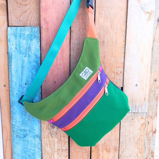 riñonera artesanal en verdes y morado